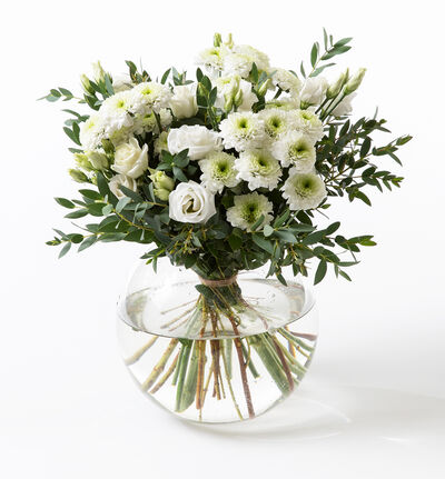 Hvit lisianthus og krysanthemum bukett